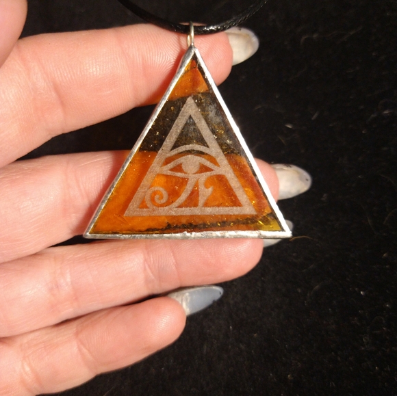 Stained glass eye of Horus pendant - Picture 2 of 2